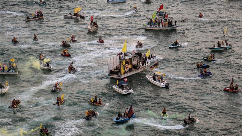 Pro-iranische Hisbollah-Anhänger auf kleinen Booten paradieren in der Nähe des libanesischen Taubenfelsens während einer Veranstaltung zum ersten Jahrestag der Tötung von Parteichef Hassan Nasrallah.