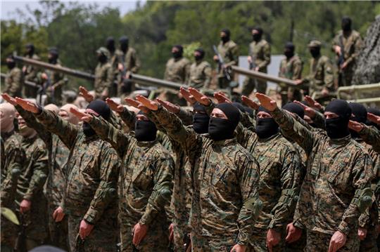 Pro-iranische Hisbollah-Kämpfer legen während einer inszenierten Militärübung in einem Lager im südlibanesischen Dorf Aramta einen Eid ab.