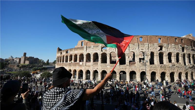 Pro-palästinensische Demonstranten marschieren vor dem Kolosseum in Rom während einer Demonstration zur Unterstützung der Bevölkerung von Gaza.