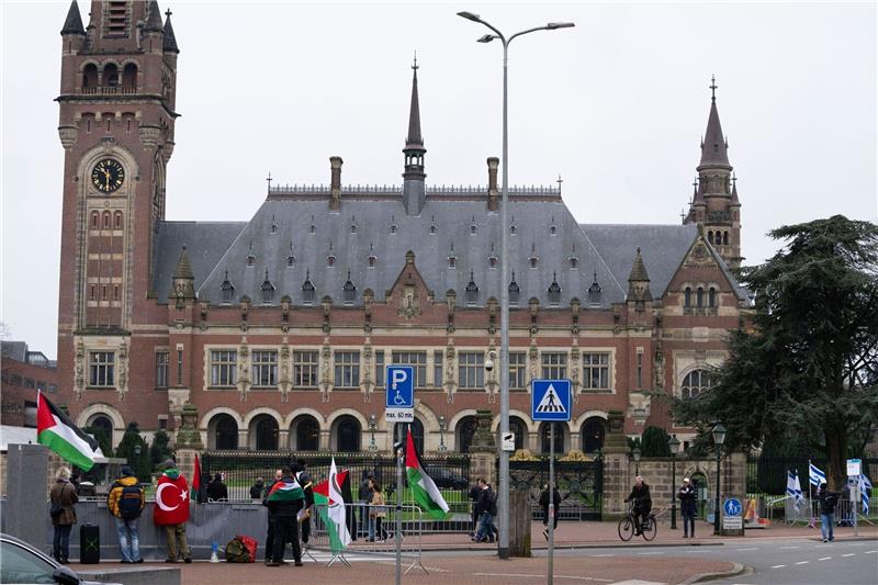 UN-Gericht weist Forderungen gegen Deutschland ab Pro-palästinensische (l) und pro-israelische Demonstranten (r) protestieren vor dem Obersten Gerichtshof der Vereinten Nationen (Archivbild).