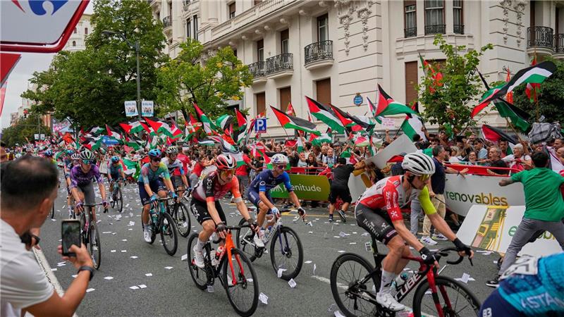 „Nicht zu brechen“: Israels Sportler und der Protest Pro-palästinensischer Protest bei der Spanien-Rundfahrt in Bilbao.