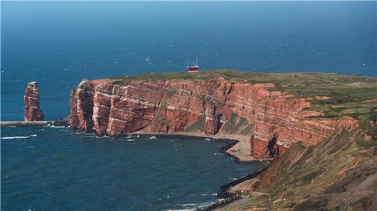 Proben des Ölfilms vor Helgoland werden vom Bundesamt für Seeschifffahrt und Hydrographie analysiert. (Symbolbild)
