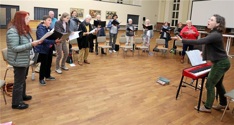 Chor der TU Clausthal singt Trinklieder am Schnapszahltag Proben für das neue Herbstkonzert: Universitätschor und Ensemble-Leiterin Carolin Hlusiak bereiten sich auf das neue Programm „Sing’n’Drink“ vor. Foto: Neuendorf