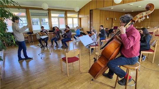 Proben für ihr neues Projekt: Die Mitglieder von Klangwerk Goslar treffen sich an mehreren Wochenenden im Gemeindehaus Langelsheim.