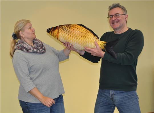 Probenszene aus „Kaktus kontra Julia“: Ede (Holger Fenker) versucht, mit einem selbst geangelten Fisch bei Helga (Kerstin Naue) zu punkten. Foto: Privat