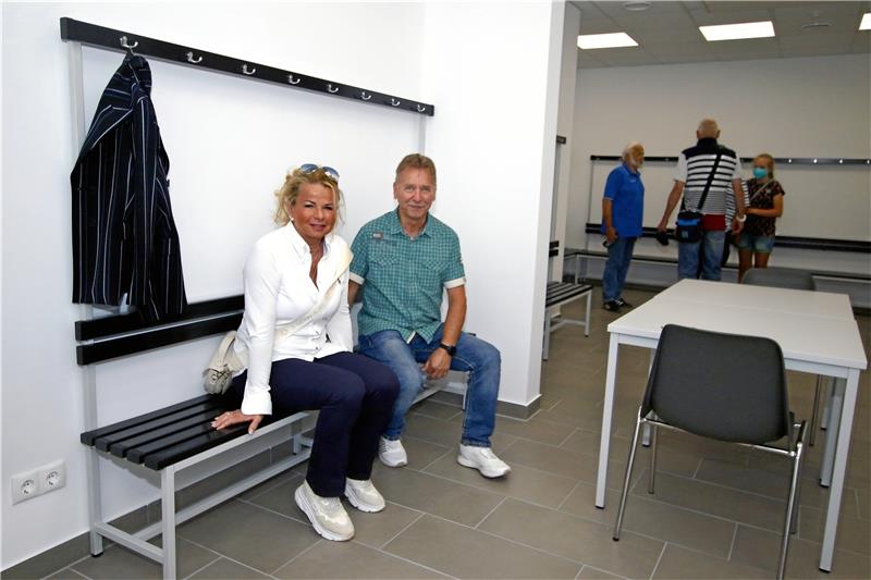 Probesitzen: Oberbürgermeisterin Urte Schwerdtner und GSC-Vorsitzender Werner Penndorf nehmen Platz. Foto: Epping