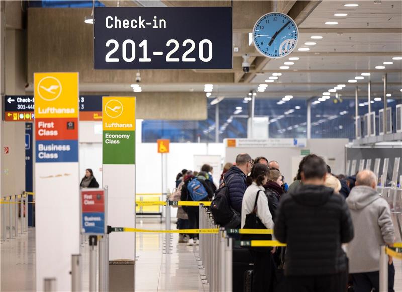 „Stabil und geordnet” - Reiseverkehr zu Ostern rollt an Problemlose Abfertigung am Flughafen Köln/Bonn zum Auftakt der Osterferien.