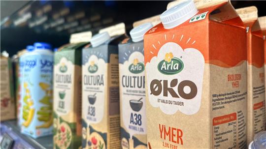 Produkte des Molkereiriesen Arla Foods stehen in einem dänischen Supermarkt. Arla und das deutsche Molkereiunternehmen DMK Group streben eine Fusion an. (Archivfoto)