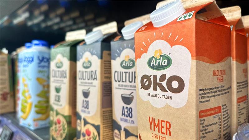 Produkte des Molkereiriesen Arla Foods stehen in einem dänischen Supermarkt. (Symbolbild)