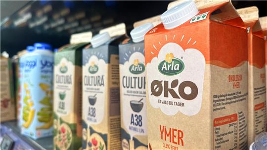 Produkte des Molkereiriesen Arla Foods stehen in einem dänischen Supermarkt. (Symbolbild)