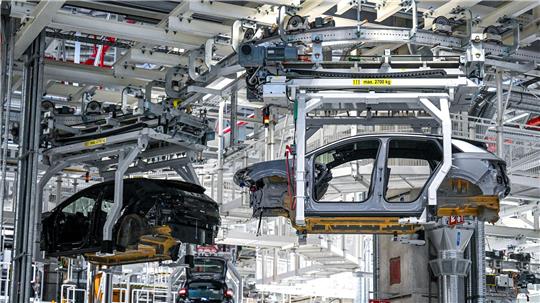 Produktion bei VW im Emden: Am Freitag stehe hier die Bänder still. (Archivbild)