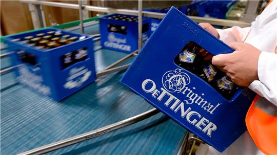 Produktion in der Oettinger Brauerei in Braunschweig. Derzeit ruht die Produktion wegen eines Warnstreiks. (Archivbild)
