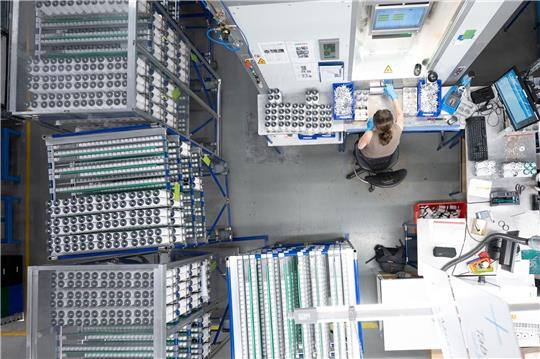 Produktion von Superkondensatoren bei einem Batteriezellenhersteller in Sachsen.