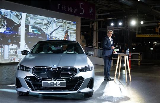 Produktionsstart des vollelektrischen BMW i5 in Dingolfing, rechts  Produktionsvorstand Milan Nedeljkovic.