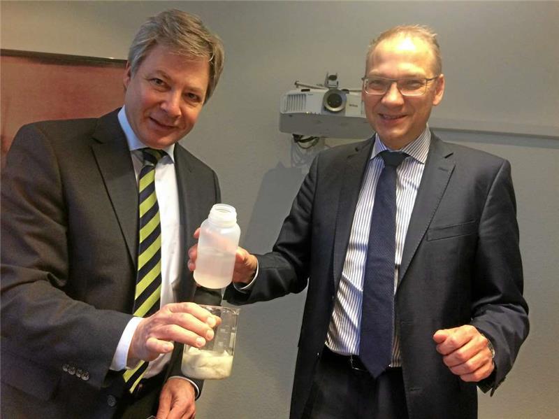 Produktneuheit Mörtel-Pellets: Fels-Kommunikationsleiter Bernd Röwert (li.) und Dr. Burkhard Naffin, Vorsitzender der Geschäftsführung, präsentieren ein neues Produkt für den Baubedarf.  Foto: Stade