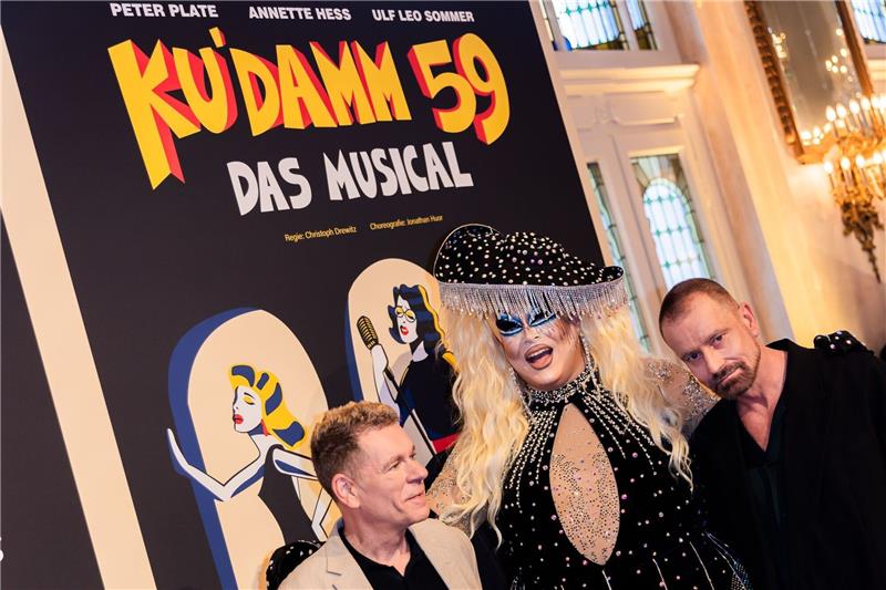 Produzent Peter Plate (l-r), Dragquen  Laila Licious und Ulf Leo Sommer bei der  Premiere im Theater des Westens.