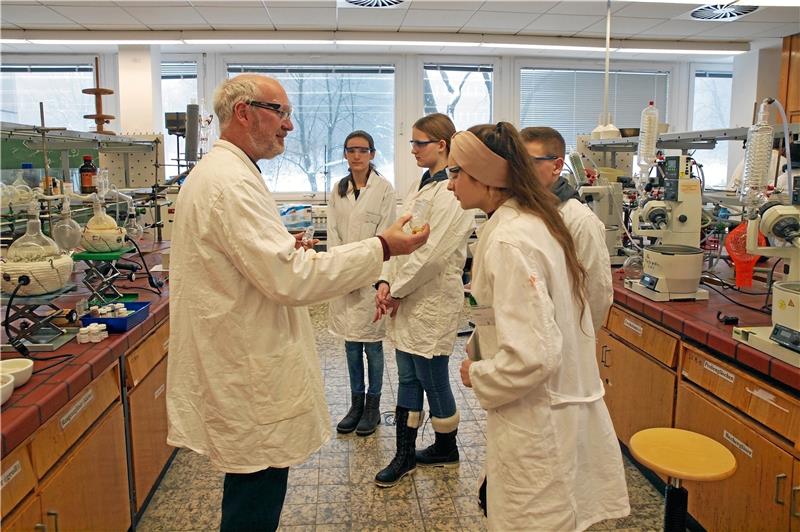 Prof. Andreas Schmidt gibt den Schülerpraktikanten und -praktikantinnen Einblicke in seine Forschung.  Fotos: Hoffmann