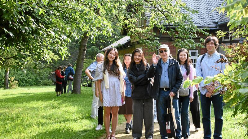 Musikstudenten aus aller Welt treffen in Goslar ein Prof. Arie Vardi (Mitte) hat am St. Annenhaus den Pianisten-Nachwuchs um sich versammelt und macht sich auf den Weg ins Kreishaus.