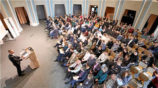Prof. Christian Bohn, Vize-Präsident der TU Clausthal, begrüßt die Gäste und Teilnehmer in der Aula Academica in Clausthal-Zellerfeld. Foto: Neuendorf