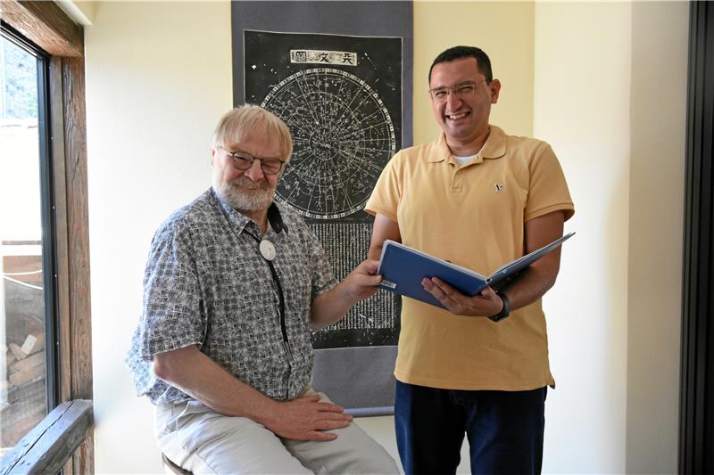 Prof. Dr. Ewald Schnug ist international unterwegs und hat sein Haus in Goslar zu einem Ort der Begegnung junger Wissenschaftler gemacht. Erst jüngst hatte er einen Wissenschaftler aus Ägypten zu Gast: Mit Dr. Ahmed Abdelghafour Awad Elsayed Omar besprach er Studien zum Anbau von Medizinalpflanzen im Land. Foto: Kempfer
