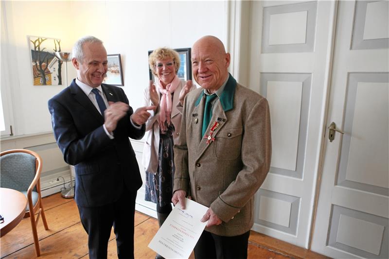 Prof. Dr. Lutz Wille erhält im Dietzelhaus das Bundesverdienstkreuz am Bande, Bürgermeisterin Britta Schweigel und Landrat Thomas Brych (v.re.) gratulieren. Foto: Bruns