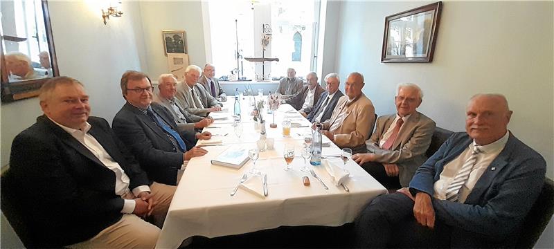 Prof. Dr. Martin Tegtmeier (li.) ist mit seinen 58 Jahren das jüngste Mitglied des Stammtisches „Lange Bank“, Oberst a.D. Ulrich Tebbel (re.) ist der „Stuhlrichter“ – und auch die Herren zwischen ihnen sind in Goslar alle gut bekannt. Zusammen bilden sie den ältesten Stammtisch der Stadt, der sich einmal die Woche zum Gedankenaustausch in der „Münze“ trifft. Fotos: Kempfer