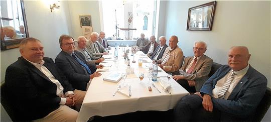 Prof. Dr. Martin Tegtmeier (li.) ist mit seinen 58 Jahren das jüngste Mitglied des Stammtisches „Lange Bank“, Oberst a.D. Ulrich Tebbel (re.) ist der „Stuhlrichter“ – und auch die Herren zwischen ihnen sind in Goslar alle gut bekannt. Zusammen bilden sie den ältesten Stammtisch der Stadt, der sich einmal die Woche zum Gedankenaustausch in der „Münze“ trifft. Fotos: Kempfer