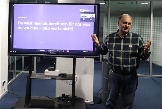 Prof. Dr. Reza Asghari leitet das Entrepreneurship Hub an der Ostfalia Hochschule Wolfenbüttel und der TU Braunschweig. Auch im Landkreis Goslar greift er Start-ups, beispielsweise mit Vorträgen wie hier im Coworking-Space in Seesen, unter die Arme. Archivfoto: Jambrek