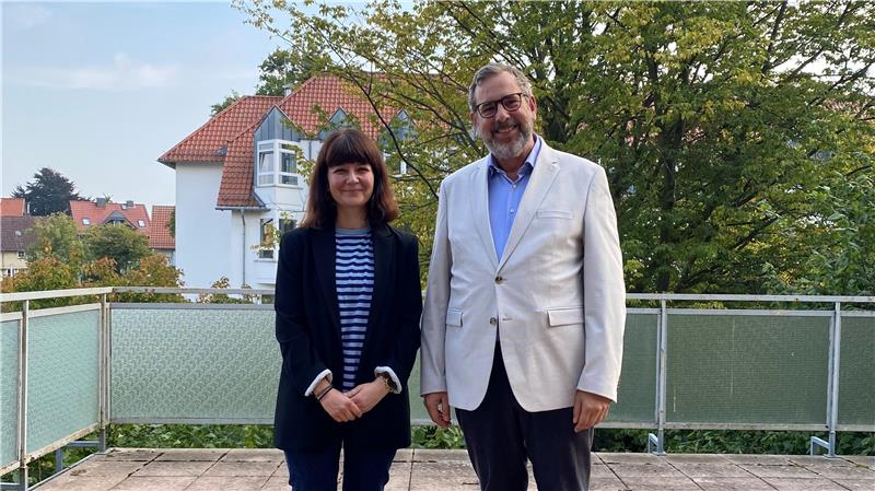 Prof. Dr. Tadic begrüßt Privatdozentin Dr. Semin Toto.