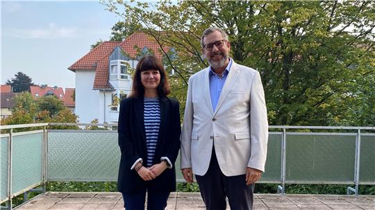 Prof. Dr. Tadic begrüßt Privatdozentin Dr. Semin Toto.