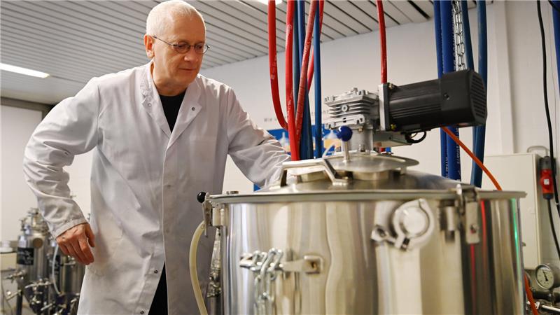 Tag des Bieres: Forschungsbrauerei der TU Clausthal lädt ein Prof. Frank Endres kontrolliert die Versuche in der Forschungsbrauerei der TU Clausthal.