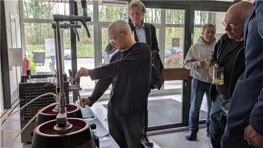 Prof. Frank Endres (l.) präsentiert beim Symposium seine Forschungsergebnisse.