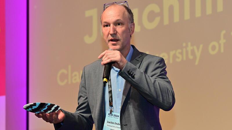 Clausthaler Glasexperte erhält internationale Auszeichnung Prof. Joachim Deubener nach der Übergabe des Turner-Preises in Südkorea