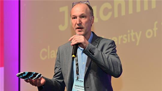 Prof. Joachim Deubener nach der Übergabe des Turner-Preises in Südkorea