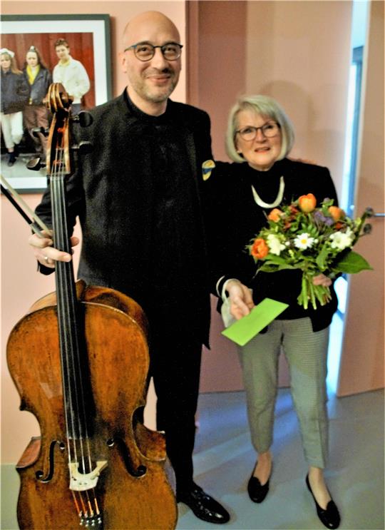 Prof. Johannes Krebs bedankt sich bei Elisabeth Keese für 15 Jahre Arbeit beim Internationalen Musikfest. Foto: Dürich