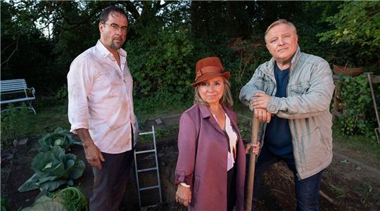 Prof. Karl-Friedrich Boerne (l-r, Jan Josef Liefers), Silke Haller (ChrisTine Urspruch) und Frank Thiel (Axel Prahl) beim Gärtnern.