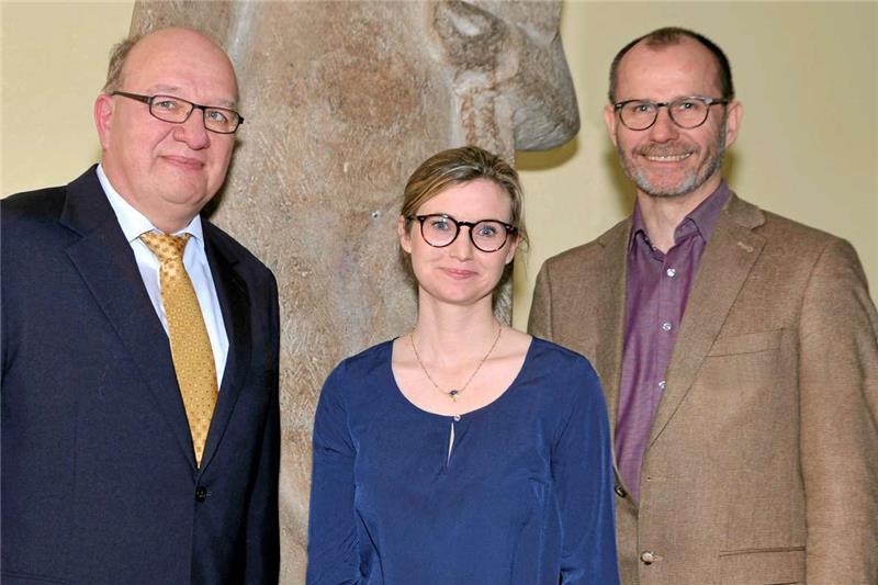 Prof. Oliver Langefeld (links) und Prof. Gunther Brenner lobten bei der Abschiedsfeier im Institut Dr. Elisabeth Clausens Engagement und ihre Leistungen.  Foto: TUC