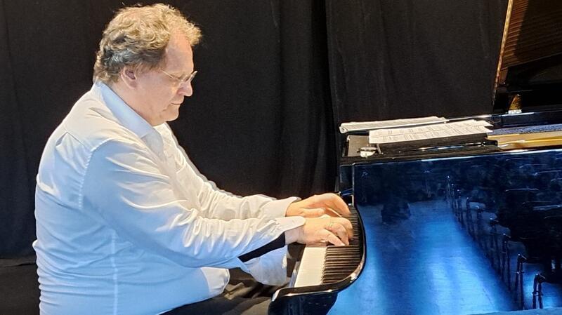 Schwergewichtiges Konzert mit Brahms, Villa-Lobos und Beethoven Prof. Rudolf Meister gestaltet das Eröffnungskonzert im Ratsgymnasium.