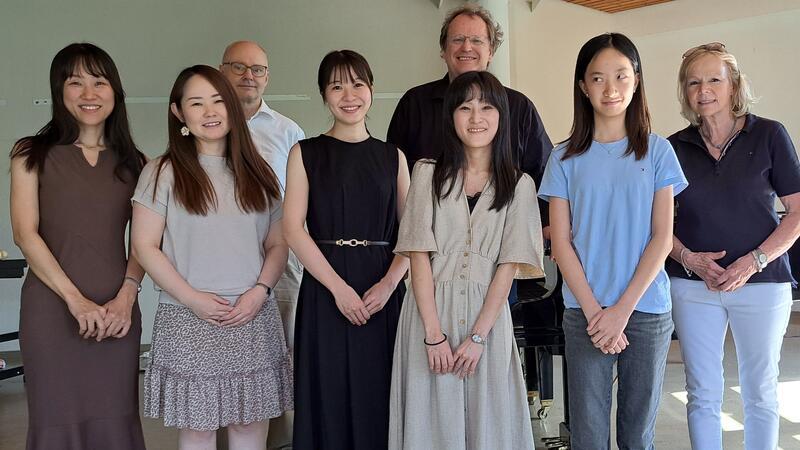 Schwergewichtiges Konzert mit Brahms, Villa-Lobos und Beethoven Prof. Rudolf Meister (hinten, 3.v.re.) und Angelika Klaas-von Birckhahn (rechts) begrüßen am Donnerstag die ersten Teilnehmerinnen und Teilnehmer der 36. Internationalen Klaviertage in Goslar.