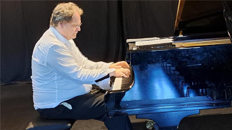 Junge Talente an den Tasten: Jetzt spielt das Klavier die 1. Geige Prof. Rudolf Meister spielt am Samstag, 13. September, ein Konzert in der Aula des Ratsgymnasiums.