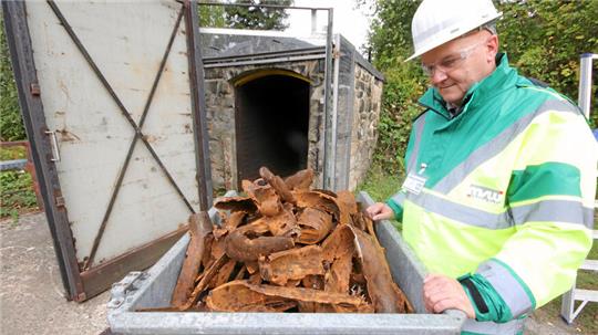 Prof. Rüdiger Triebel blickt am Ausgang des Sprengtunnels auf die bei den Versuchen geborstenen Hülsen.