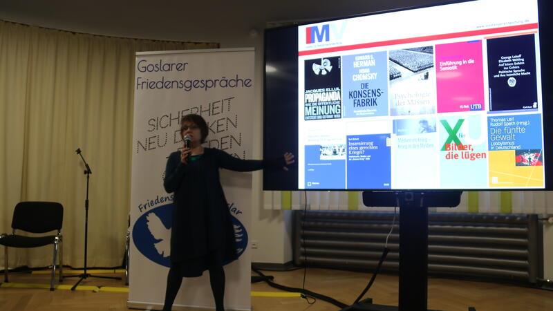 Prof. Sabine Schiffer bei den Goslarer Friedensgesprächen.