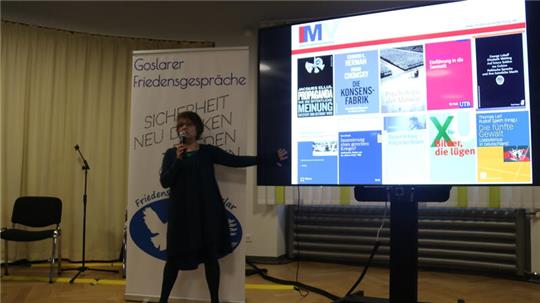 Prof. Sabine Schiffer bei den Goslarer Friedensgesprächen.