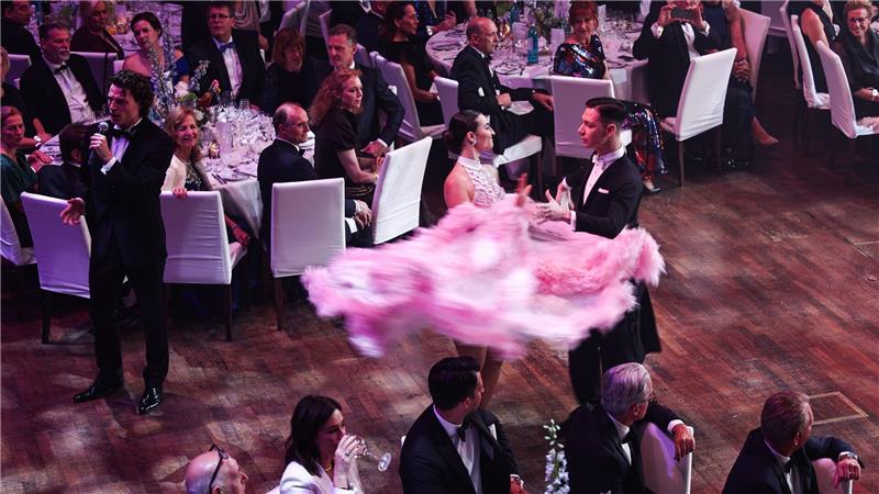 Professionelle Tänzer tanzen einen Wiener Walzer auf dem 43. Deutschen Sportpresseball in der Alten Oper in Frankfurt.