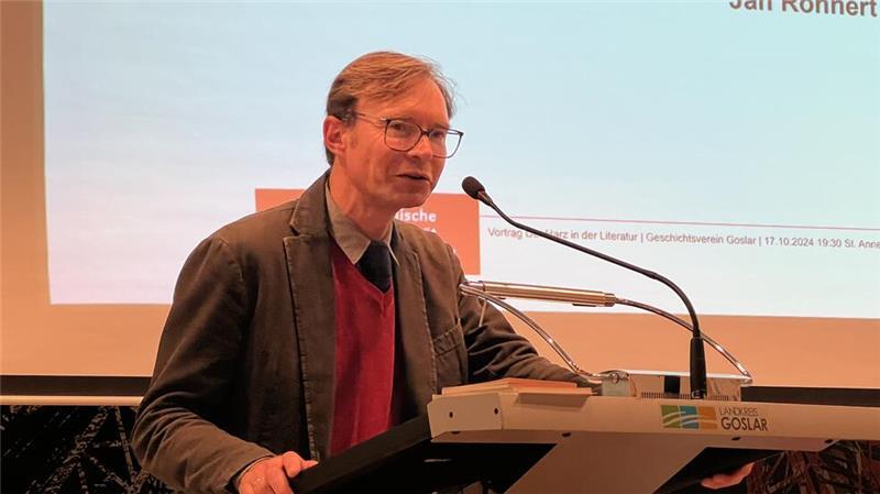 Professor Dr. Jan Röhnert gibt zahlreiche Beispiele, wie der Harz literarisch verarbeitet wurde.