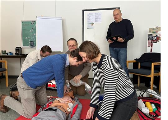 Professor Dr. Markus Roessler (rechts) beobachtet nicht nur, wie sich die Ärztinnen und Ärzte bei der Fortbildung verhalten, er steuert mit seinem Tablet auch die Puppe, an der das Verhalten im Notfall geschult wird. Fotos: Eggers