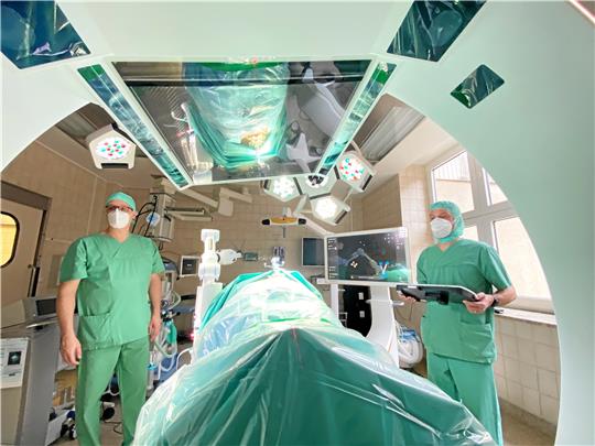 Professor Dr. Matthias Kirsch, Chefarzt der Klinik für Neurochirurgie der Asklepios Klinik Schildautal Seesen (links), und Brainlab- Application Consultant, Systemtechniker Ulrich Seifert, testen im OP-Saal die Technik der „Robotic Suite“. Als Patient dient eine Puppe. Fotos: Asklepios