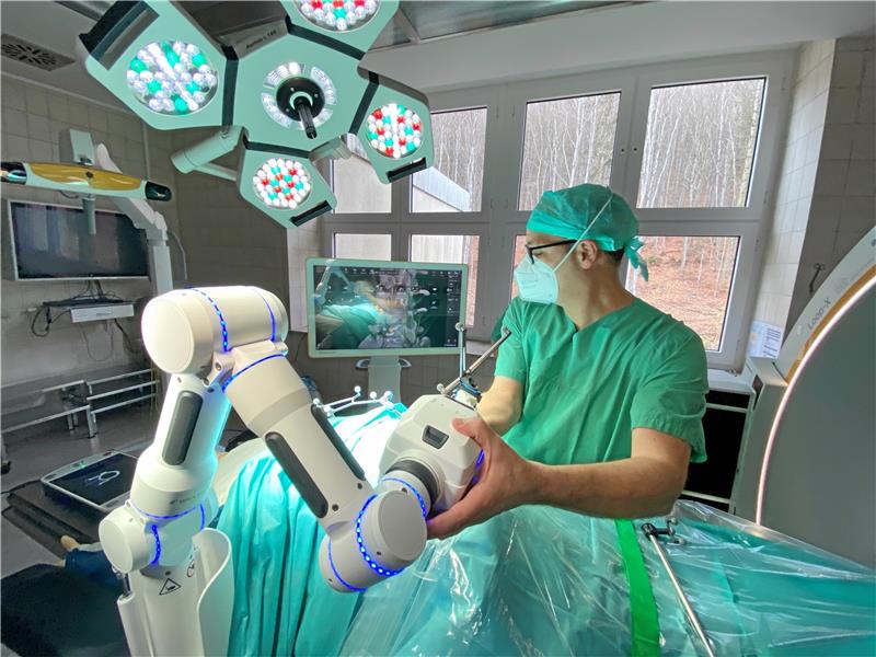 Asklepios investiert 1,8 Millionen Euro in digitales OP-System Professor Dr. Matthias Kirsch testet im OP-Saal den Roboterarm „Cirq“ – es ist ein dem menschlichen Arm nachempfundener tragbarer OP-Roboter.