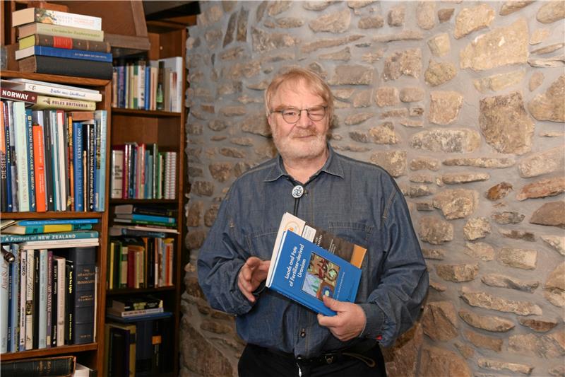 Professor Ewald Schnug ist Fachmann in Sachen Uran. In seinem Haus in der Goslarer Altstadt hat er zahlreiche Radon-Messgeräte installiert und vernetzt.  Fotos: Kleine