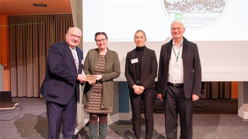 Professor Oliver Langefeld (v.l.) und Universitätspräsidentin Dr. Sylvia Schattauer nehmen von Dr. Alexandra Radl und Prof. Walter Frenz (beide RWTH Aachen) eine Karlsmedaille als Geburtstagsgeschenk entgegen.